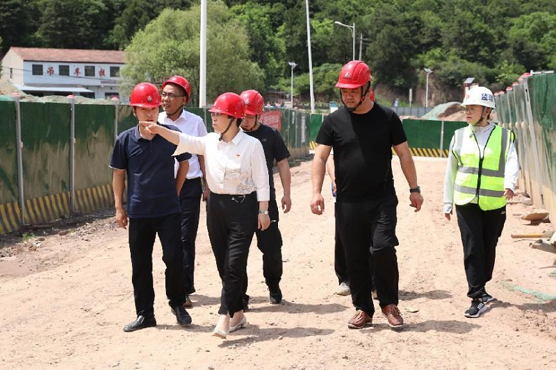陜西建材科技公司黨委副書記、工會(huì)主席姜曉芹一行到黃陵新材公司調(diào)研指導(dǎo)工作