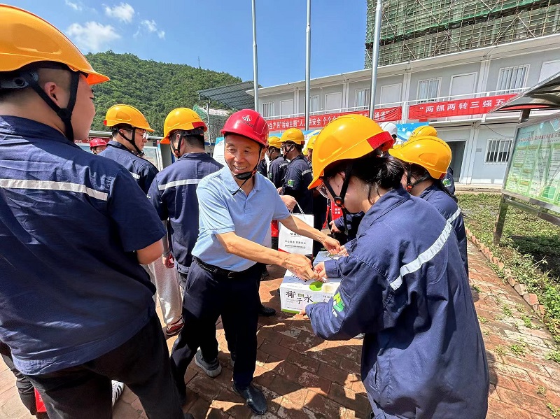 三伏送清涼，高溫不服“暑”——王琦走進(jìn)基層慰問一線職工并調(diào)研指導(dǎo)工作